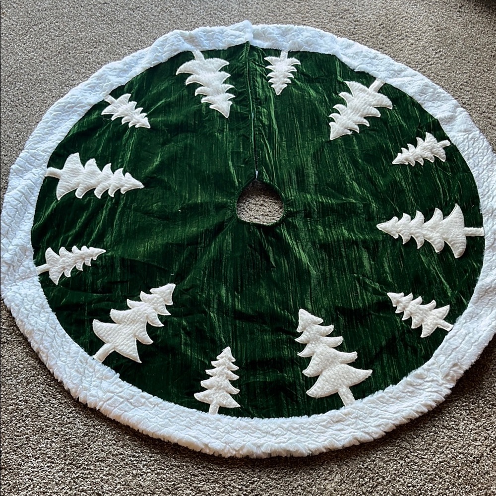 Green and White Holiday Tree Skirt